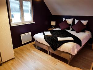 - une chambre avec un grand lit et 2 serviettes dans l'établissement Gites Spa Strasbourg - Gite des frères, à Hurtigheim