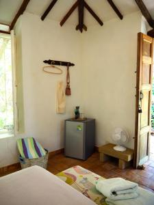 1 dormitorio con 1 cama y 1 habitación con armario en La Cabana de los Novios By Casas del Sur, en Barichara