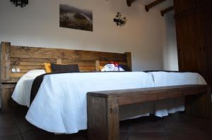 A bed or beds in a room at Las Estrébedes Casa Rural