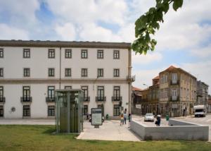 un bâtiment avec cabine téléphonique devant lui dans l'établissement Apartment Rustic Oporto, à Porto