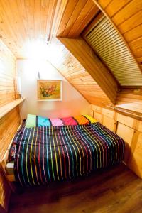 Tempat tidur dalam kamar di Rogla Chalet Urska
