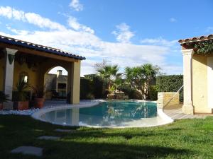 ヴィック・ラ・ガルディオルにあるLa hacienda - Villa 6 Chambres Piscine, Plage à 5mnの家の隣の庭のスイミングプール