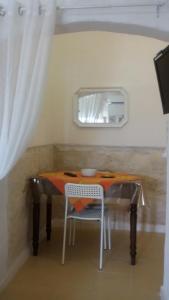 a small table with two chairs in a room at La Casa Di Lo in Monopoli
