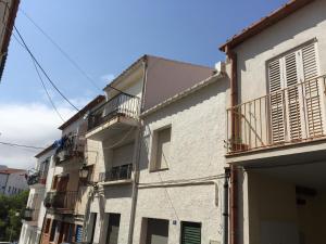 ein weißes Gebäude mit Balkon auf der Seite in der Unterkunft Casa Colomer in Cadaqués