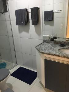 een badkamer met een douche, een wastafel en een toilet bij Smart Residence Flat - 509 in Teresina