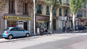 une petite voiture bleue garée sur le côté d'une rue dans l'établissement Nice Apart backpackers S5, à Nice