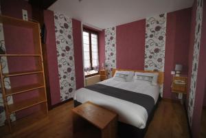 Postel nebo postele na pokoji v ubytování Auberge du Hérisson
