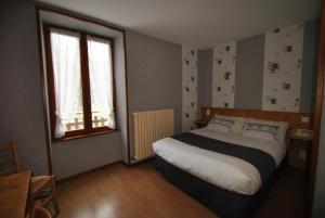 Postel nebo postele na pokoji v ubytování Auberge du Hérisson
