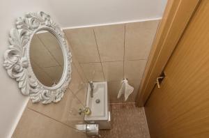 uma casa de banho com um espelho na parede e um WC em Apartman Teta Jadre em Makarska