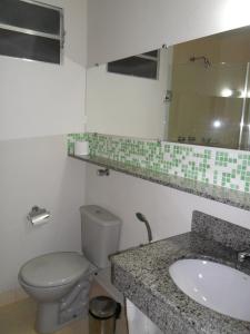 uma casa de banho com um WC e um lavatório em Hotel Sinuelo em Jaguarão