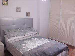 een slaapkamer met een bed en een raam bij Playa Granada Golf in Motril