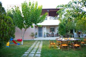 patio con mesa y sillas en Villa Jasmin, en Koxaré