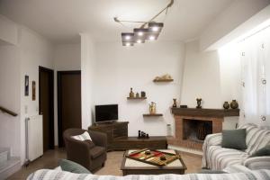 sala de estar con sofá y chimenea en Villa Jasmin, en Koxaré