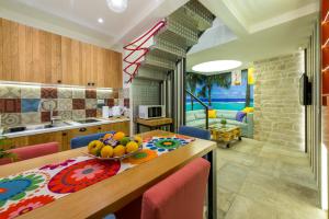 - une cuisine et une salle à manger avec une table et un bol de fruits dans l'établissement Petra design apartment, à Dubrovnik