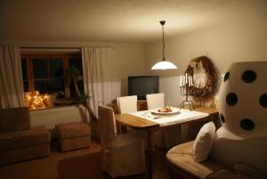 sala de estar con mesa y sillas y comedor en Ferienwohnung Parth, en Sautens