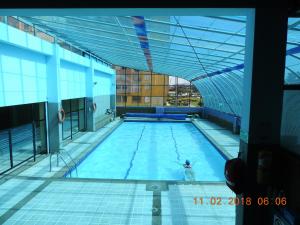 una persona nadando en una piscina en un edificio en LO MEJOR DE BOGOTAa, en Bogotá