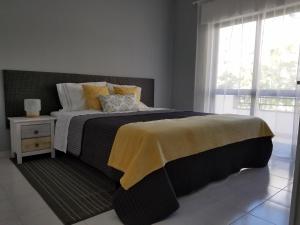 ラゴスにあるCasa Doriのベッドルーム(大型ベッド1台、窓付)