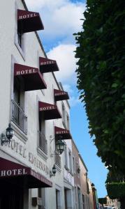 un hôtel avec des panneaux sur le côté d'un bâtiment dans l'établissement Hotel Estefania, à Morelia