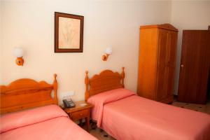 Postel nebo postele na pokoji v ubytování Hostal París