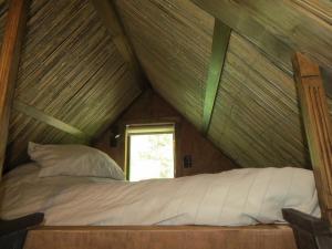 Tempat tidur dalam kamar di The Bali Room