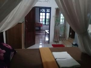 Postel nebo postele na pokoji v ubytování Warung Jojo and Homestay