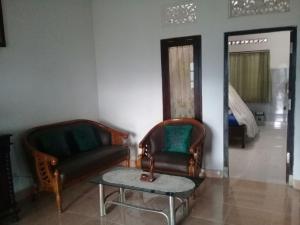 Posezení v ubytování Warung Jojo and Homestay
