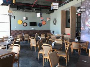 Regenta Central Hotel & Convention Centre Nagpur的电视和/或娱乐中心