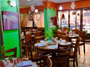 En restaurant eller et spisested på TINHAT Halal حلال Certified Boutique Hotel And Restaurant