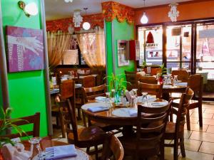 Nhà hàng/khu ăn uống khác tại TINHAT Halal حلال Certified Boutique Hotel And Restaurant