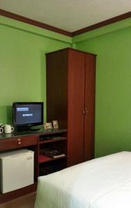 ダバオシティにあるTINHAT Halal حلال Certified Boutique Hotel And Restaurantのベッドルーム1室(ベッド1台付)、キャビネット(テレビ付) +37枚の写真