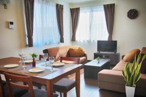 a living room with a table and a couch at Villas Fuji in Fujikawaguchiko