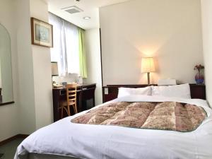 Una cama o camas en una habitación de Green Hill Hotel Tennoji Ekimae