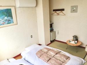Una cama o camas en una habitación de Green Hill Hotel Tennoji Ekimae