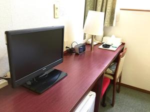 Una televisión o centro de entretenimiento en Green Hill Hotel Tennoji Ekimae