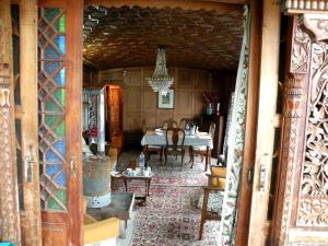 Gallery image of Butts Clermount Houseboat in Srinagar