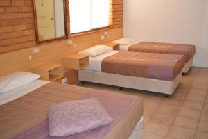 Postel nebo postele na pokoji v ubytování Grong Grong Motor Inn