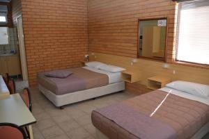 Postel nebo postele na pokoji v ubytování Grong Grong Motor Inn
