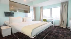 מיטה או מיטות בחדר ב-Citrus Hotel Cheltenham by Compass Hospitality