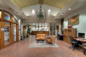 a lobby with a couch and a table and chairs at Dinah's Garden Hotel in Palo Alto