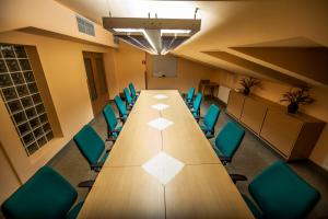 een conferentieruimte met een lange tafel en stoelen bij Pokoje Gościnne Muszyna przy sądzie in Muszyna