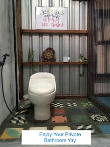 bagno con servizi igienici bianchi in camera di Yez Yez Yez All Good Hostel a Yogyakarta Altre 37 foto
