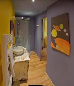 uma casa de banho com um lavatório e um chuveiro em L'Atelier d'Aubiac em Aubiac