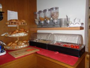 eine Küche mit einer Theke mit Brot und Körben mit Lebensmitteln in der Unterkunft Haus Straif in Brixen im Thale