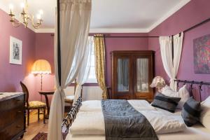Postel nebo postele na pokoji v ubytování Hotel Nibelungenhof