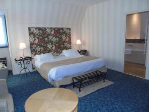 Säng eller sängar i ett rum på Best Western Hôtel Montgomery