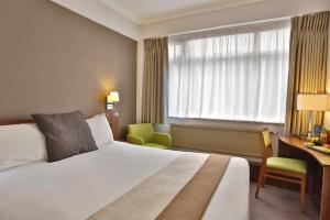 A bed or beds in a room at Best Western Manchester Altrincham Cresta Court Hotel 