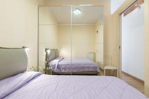 フィレンツェにあるRoommo Borgoのベッドルーム1室(ベッド2台、鏡付)