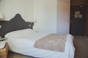 Ένα ή περισσότερα κρεβάτια σε δωμάτιο στο Hôtel Logis Le Bourbon