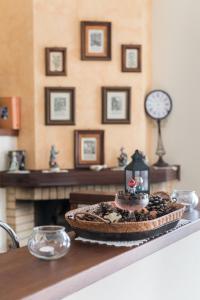 a table with a pie on top of a table at Agriturismo AgrileisureTime in Spoleto