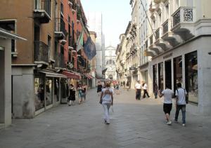 ヴェネツィアにあるCa'Lodovicaの市道を歩く人々